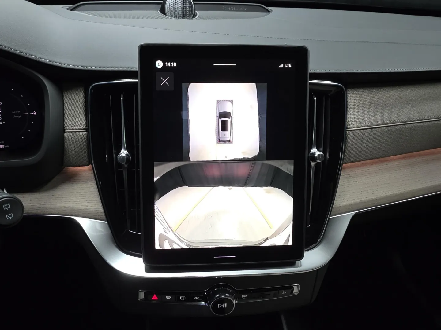 Autokuva 12 - RXU-663