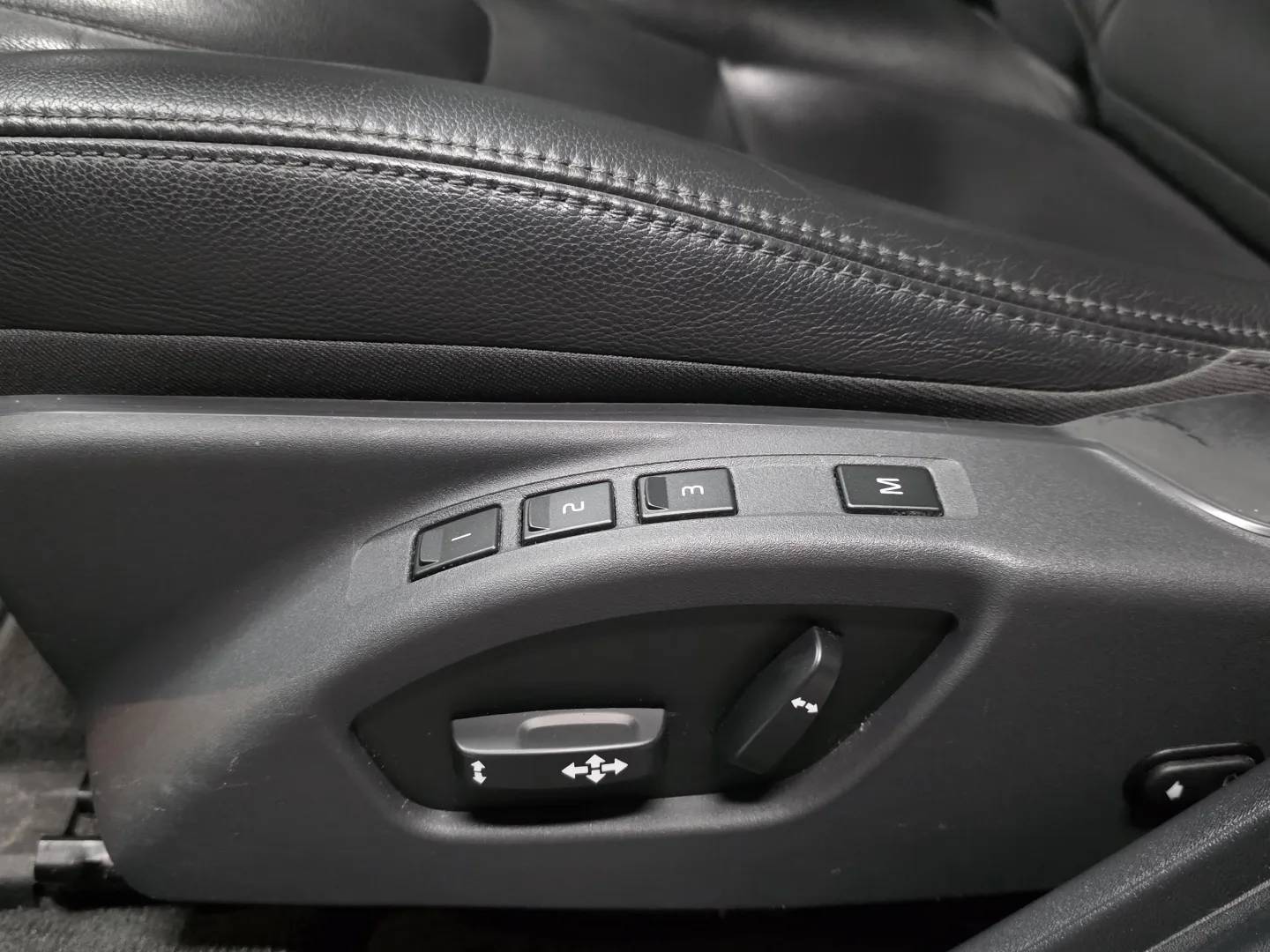 Autokuva 16 - XOM-979