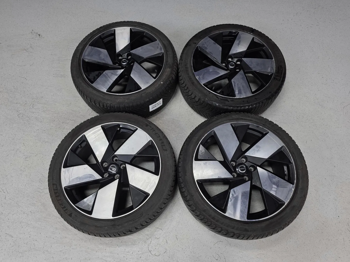 Autokuva 12 - XRR-205