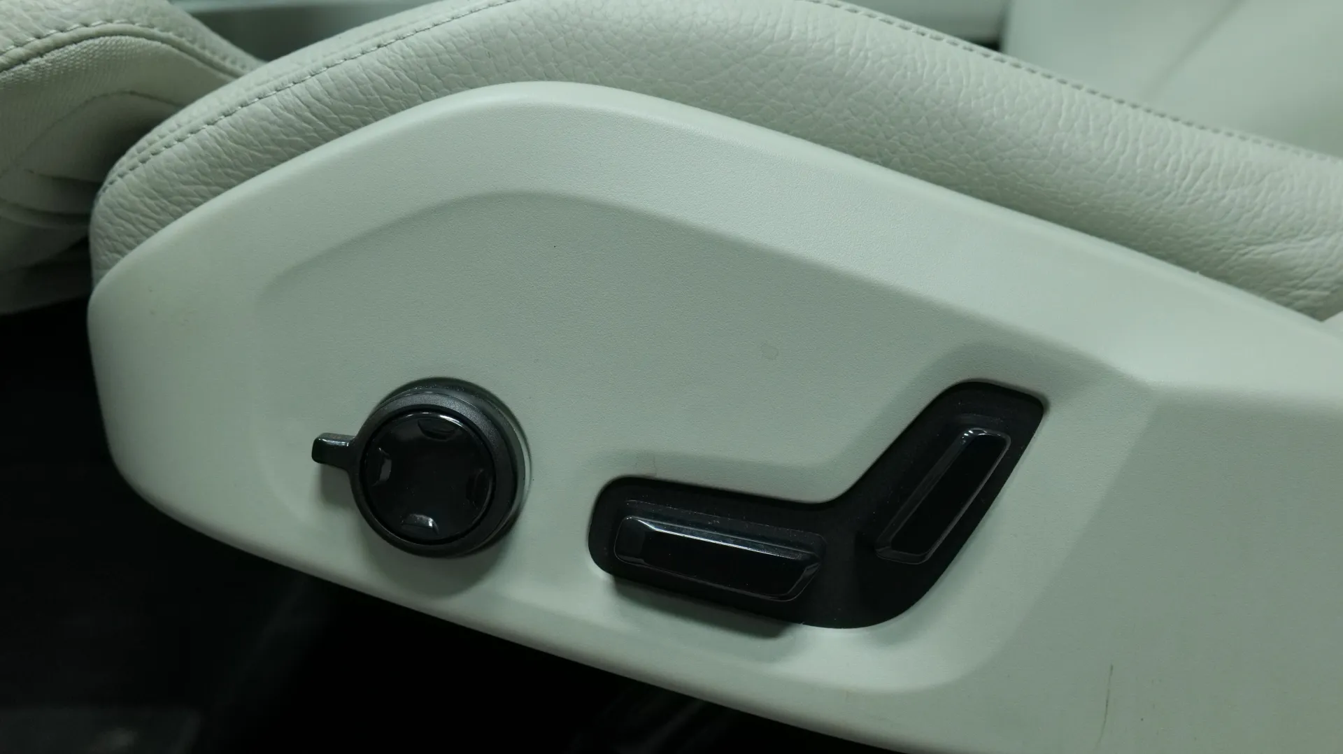 Autokuva 10 - XRT-142