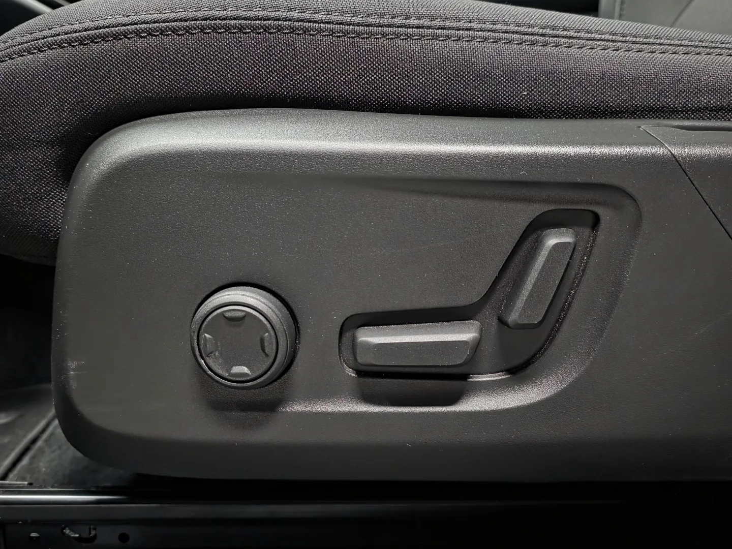 Autokuva 15 - XST-743