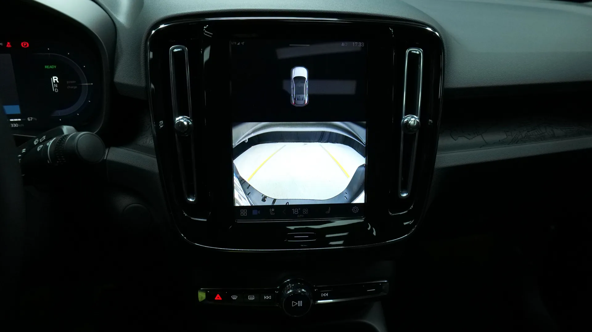 Autokuva 7 - XTM-898