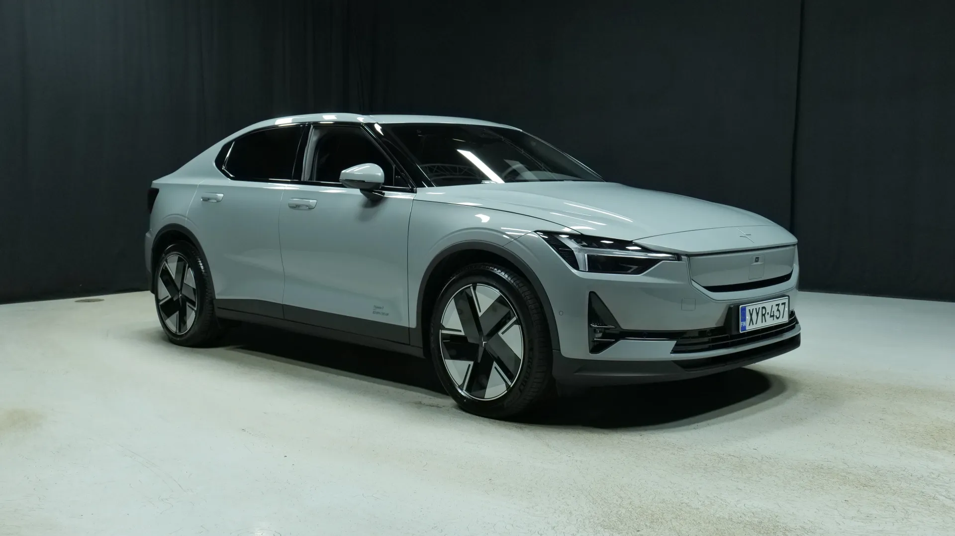 Autokuva 5 - XYR-437