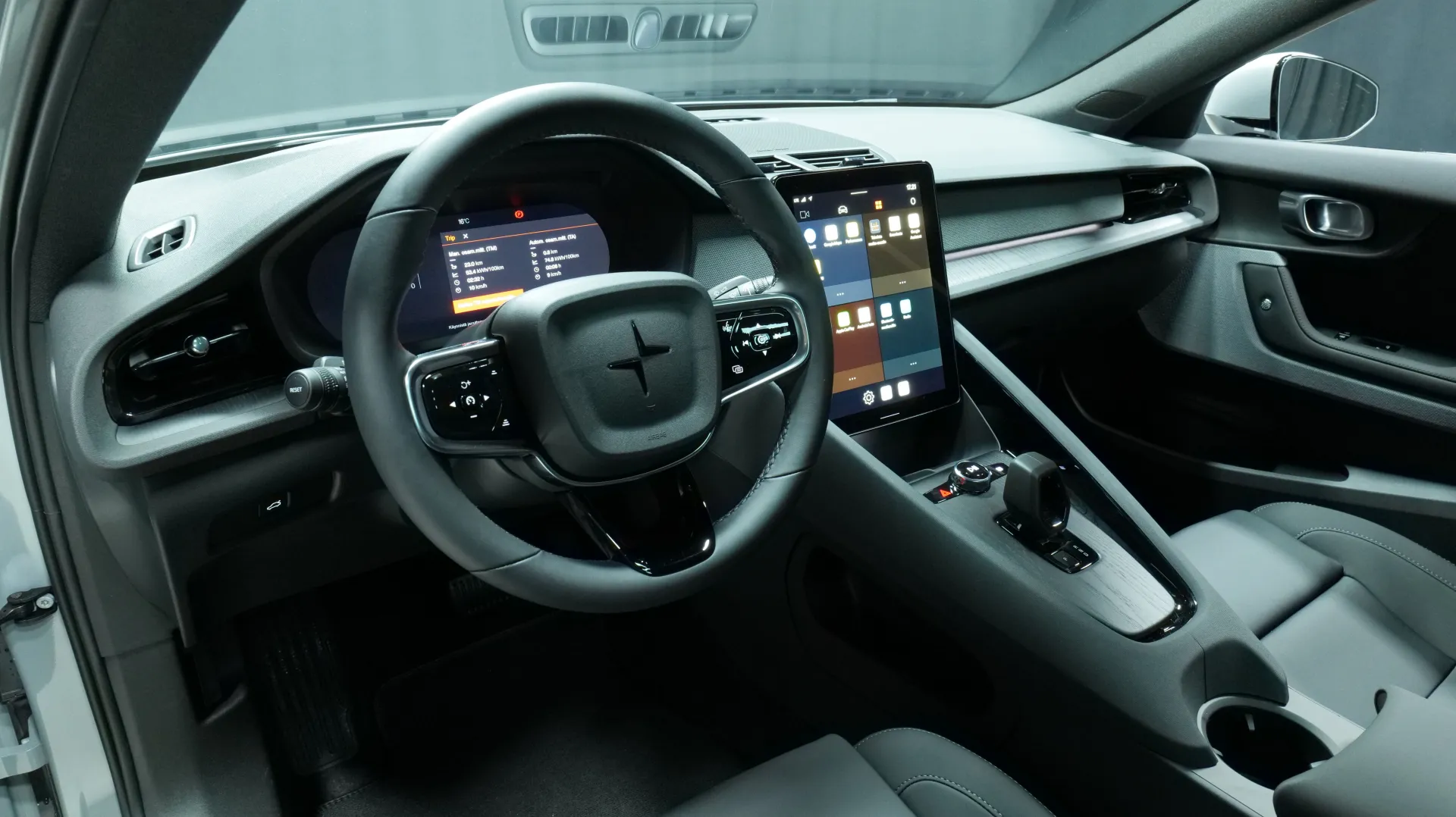 Autokuva 11 - XYR-437