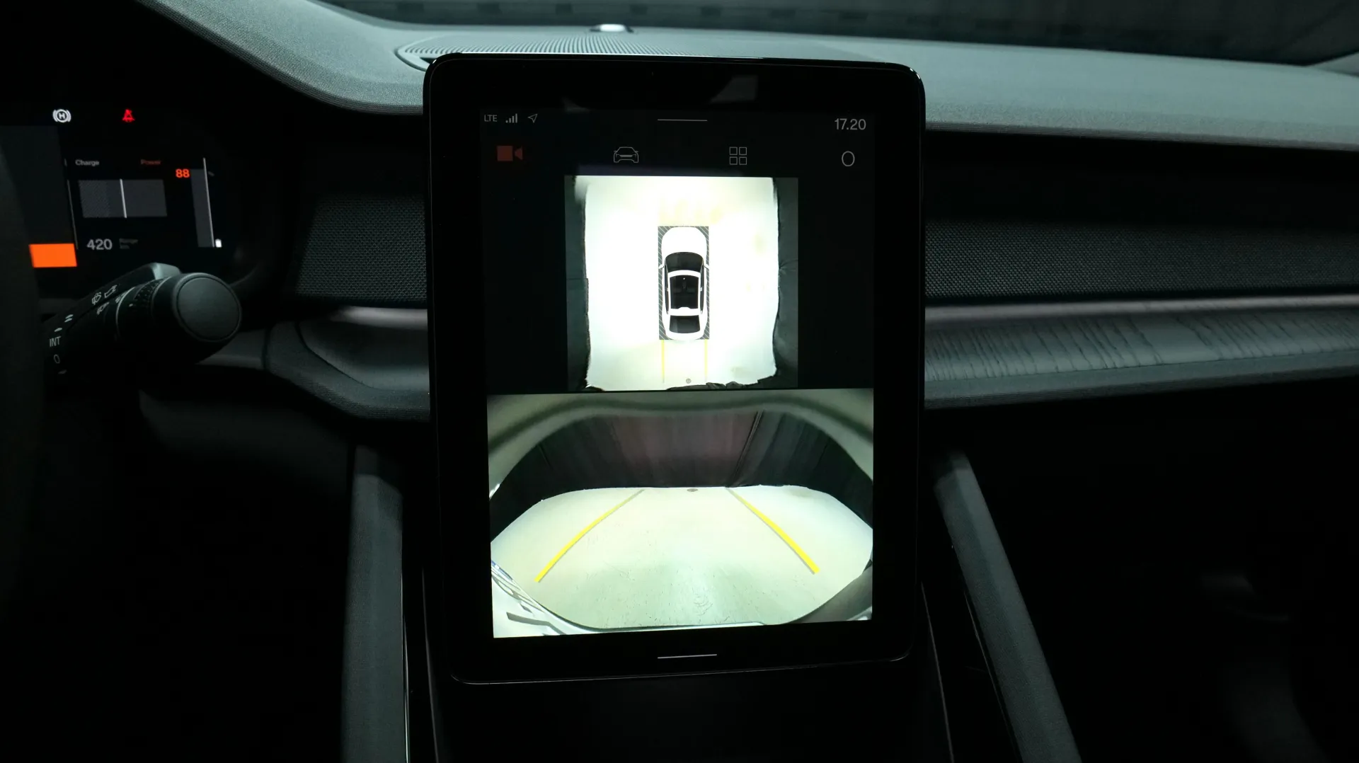 Autokuva 7 - XYR-437