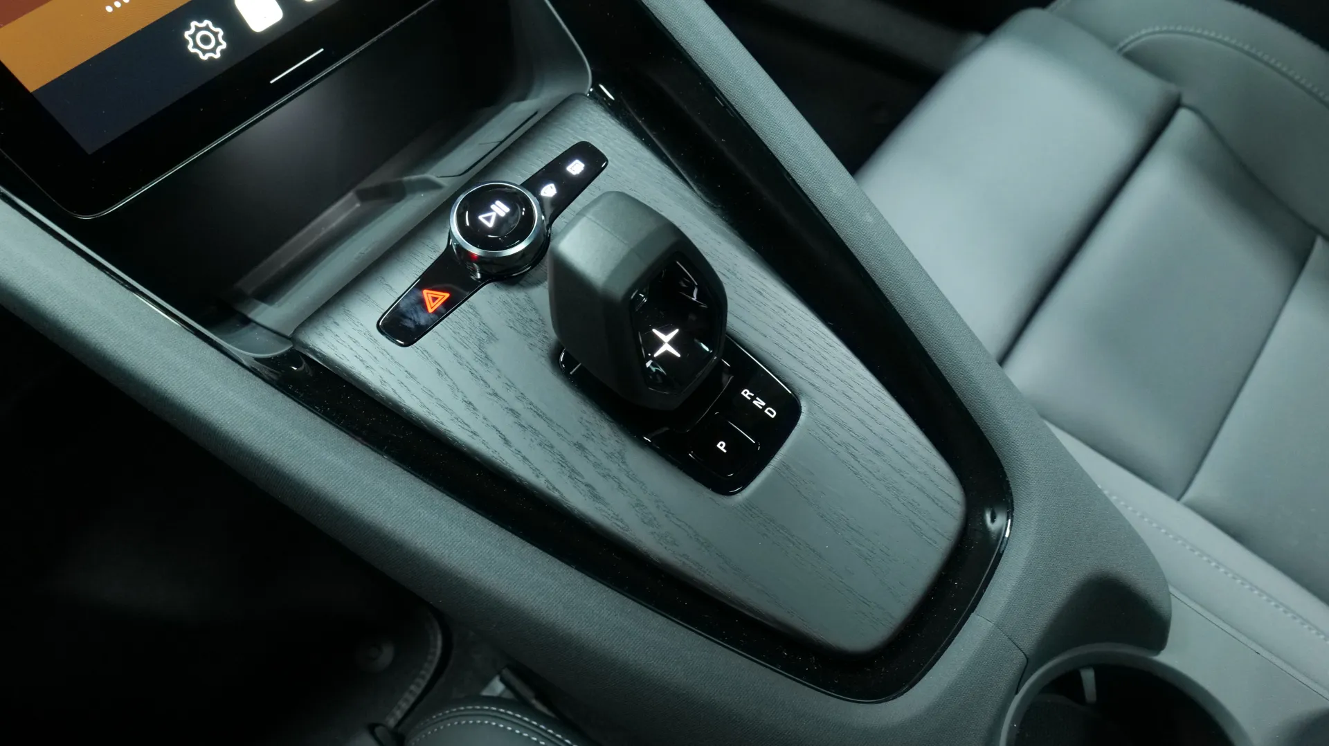 Autokuva 9 - XYR-437