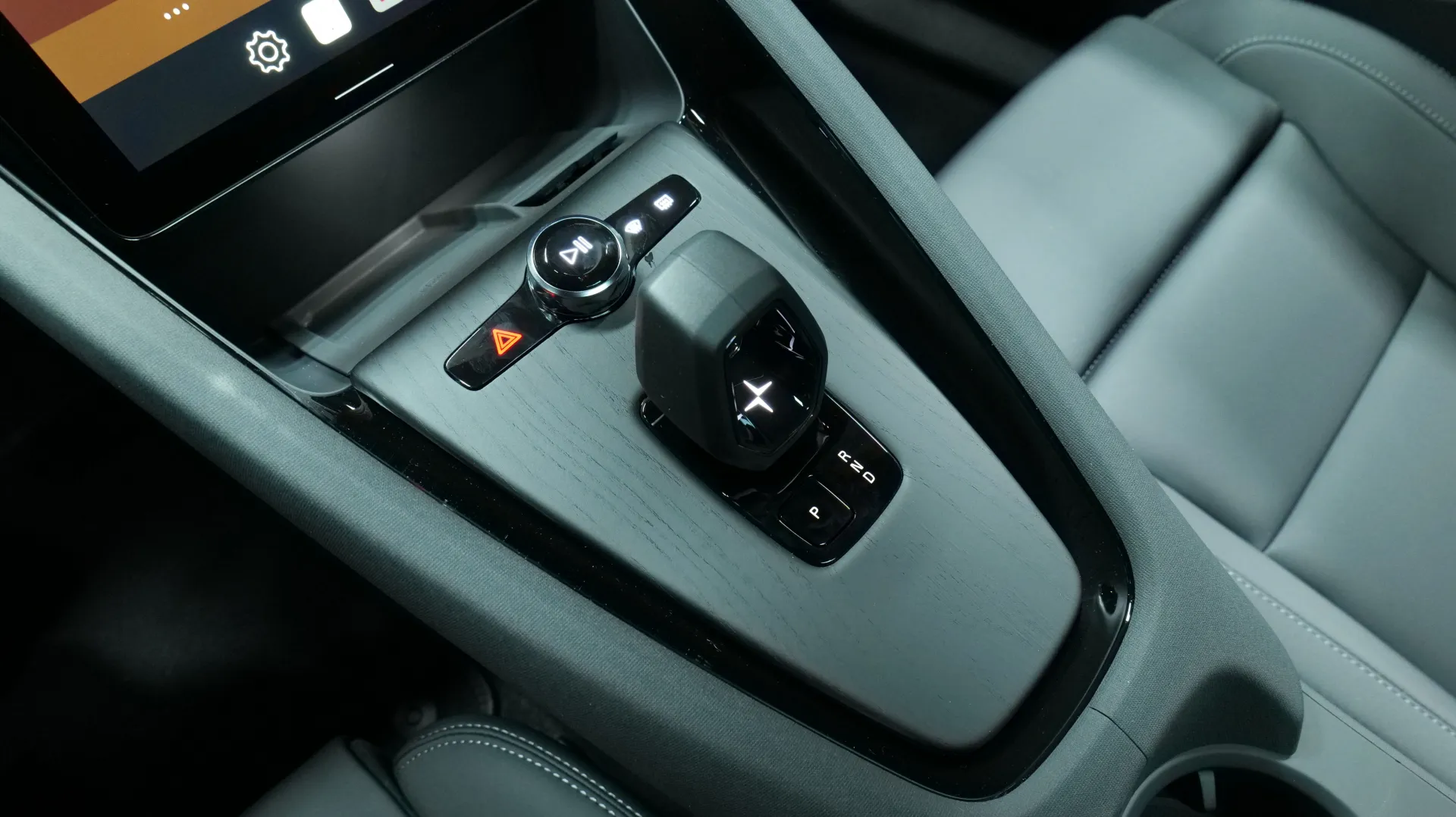 Autokuva 9 - XYR-443