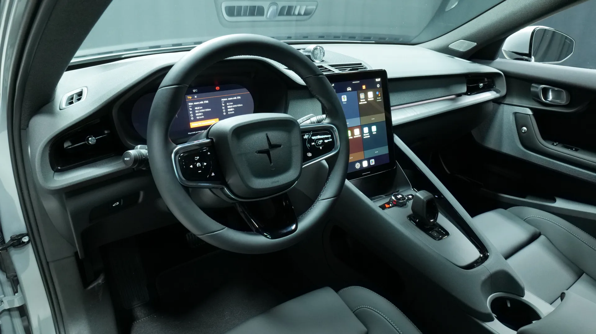 Autokuva 11 - XYR-443