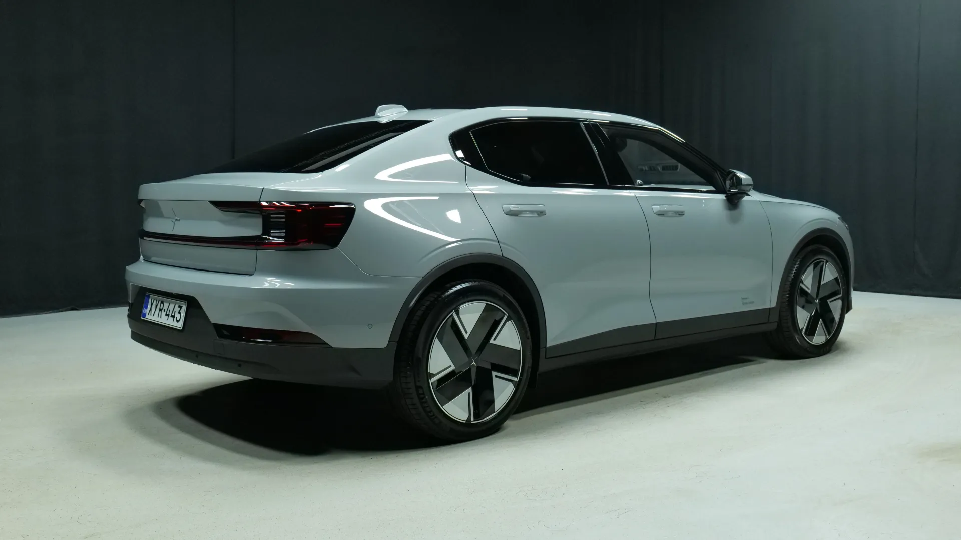 Autokuva 3 - XYR-443