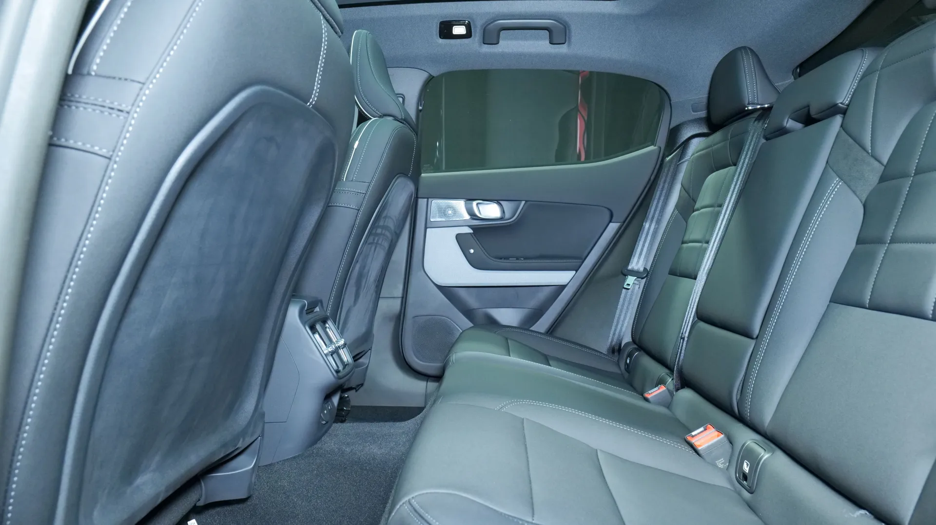 Autokuva 15 - XYR-443