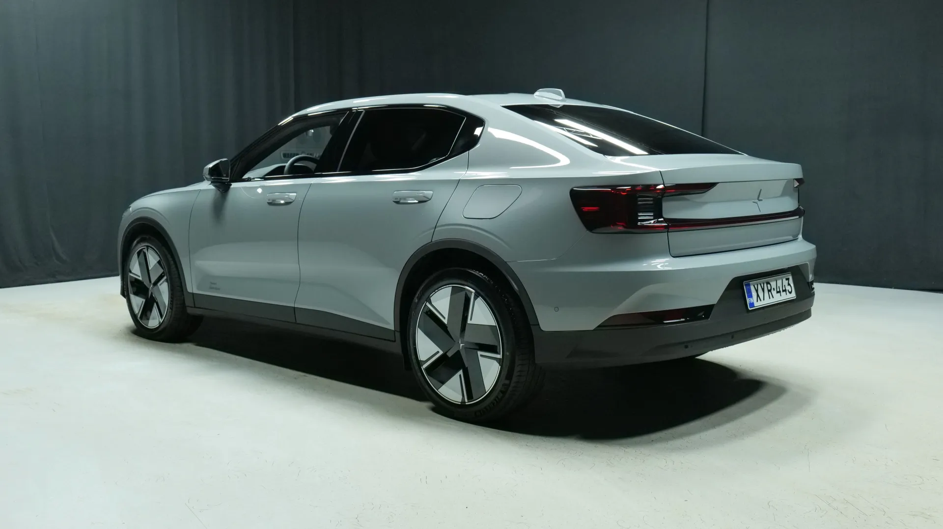 Autokuva 2 - XYR-443