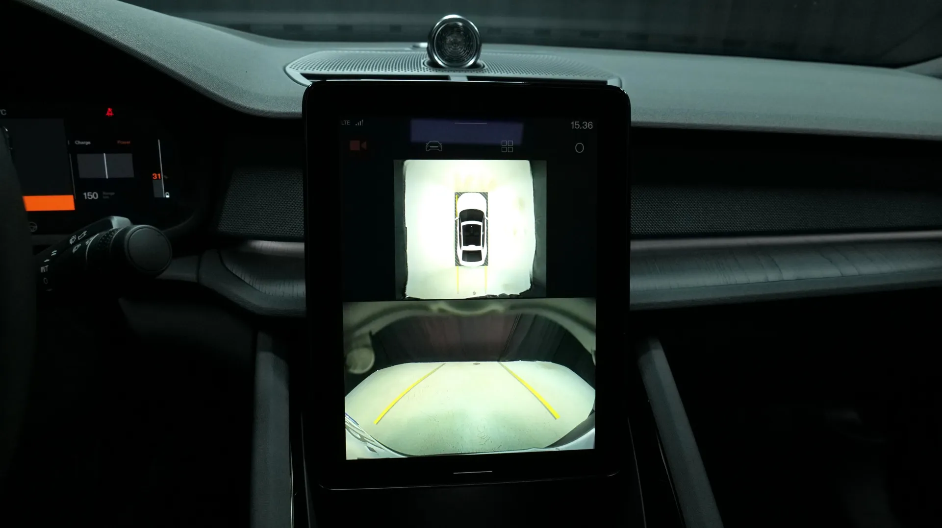 Autokuva 7 - XYR-443