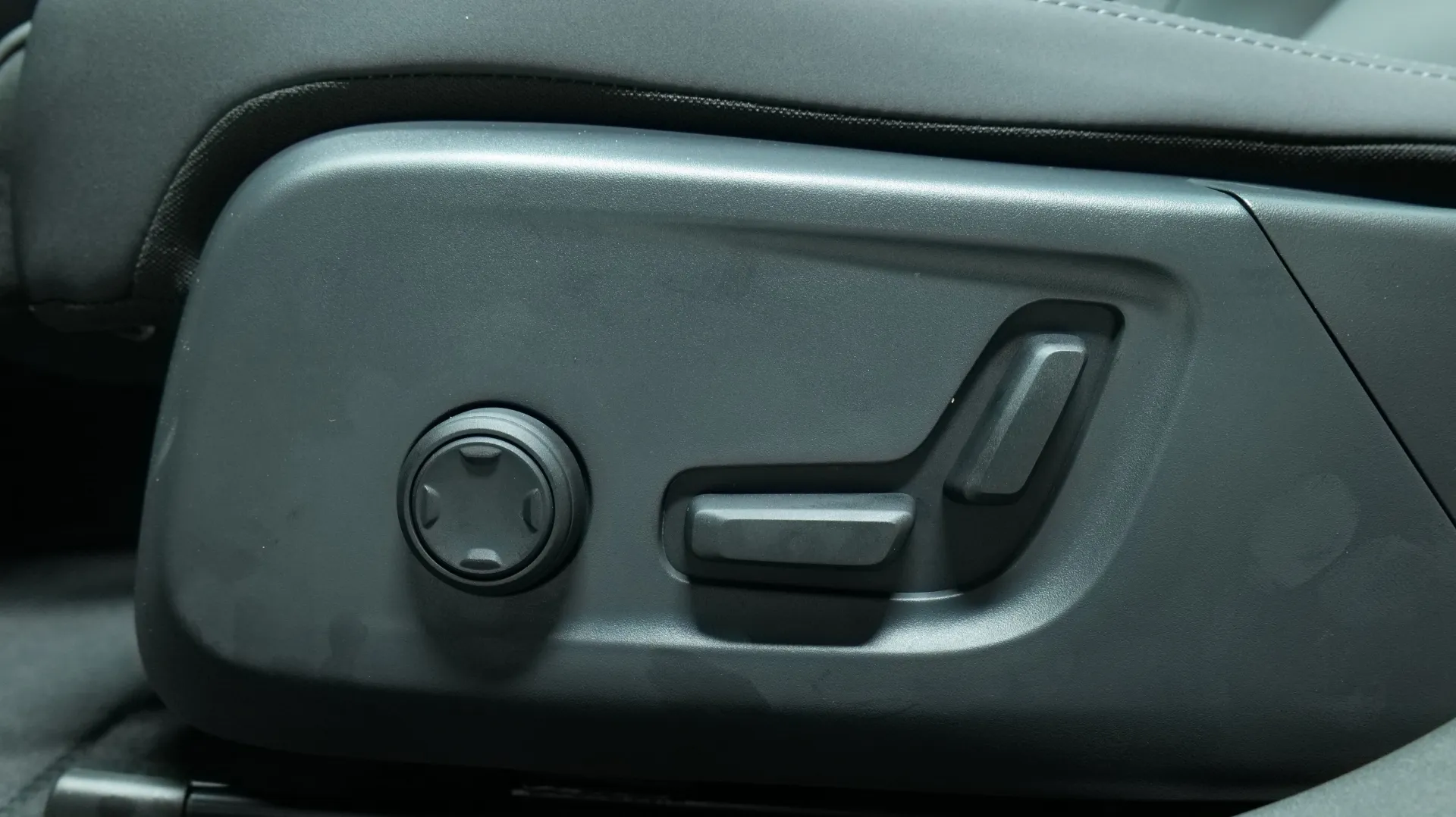 Autokuva 10 - XYR-443