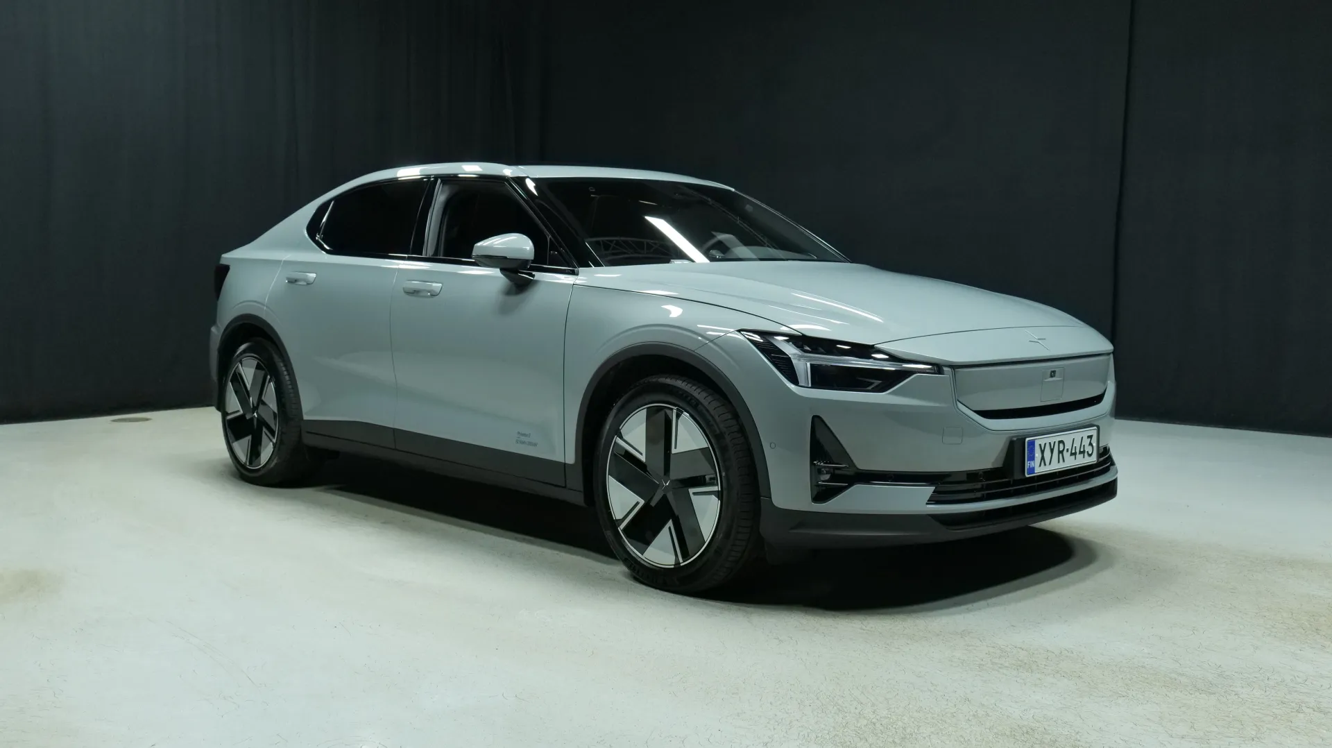 Autokuva 5 - XYR-443