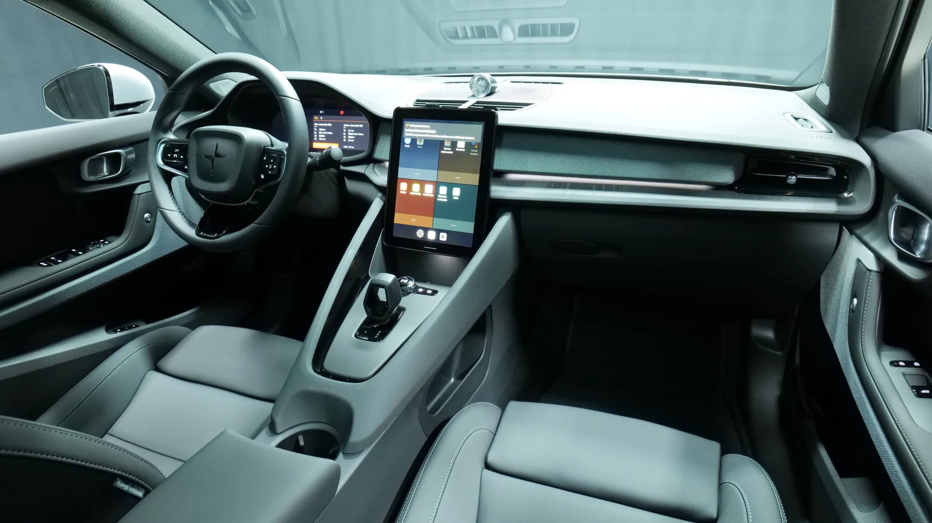 Autokuva 18 - XYR-443