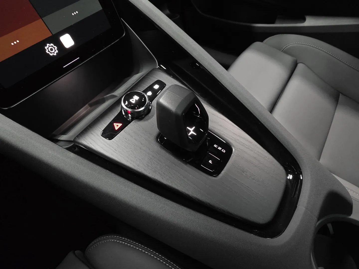 Autokuva 13 - XYR-445