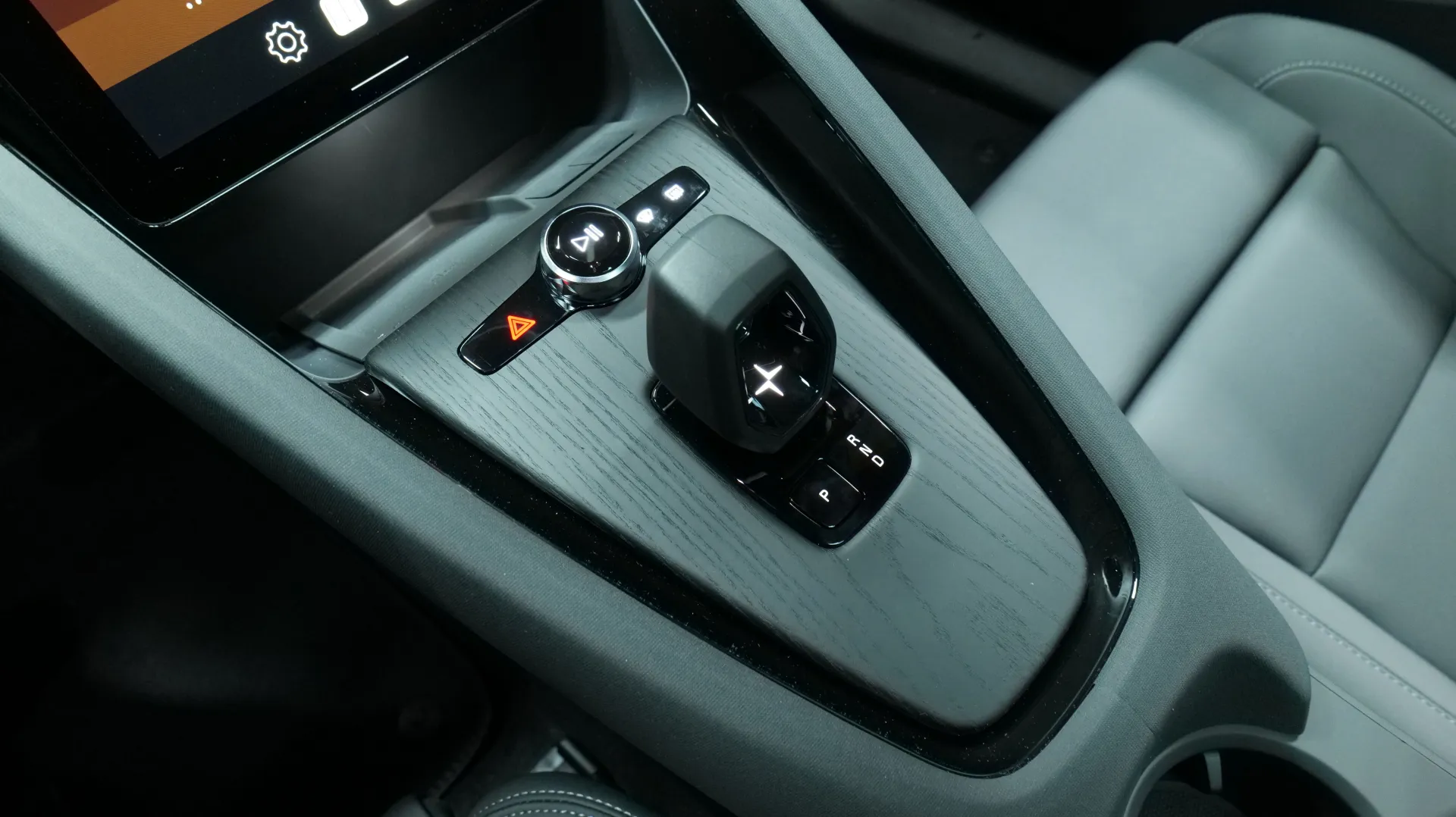 Autokuva 9 - XYR-446