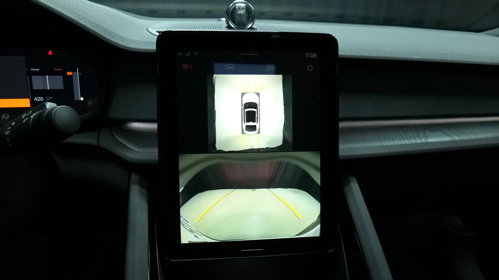 Autokuva 7 - XYR-446