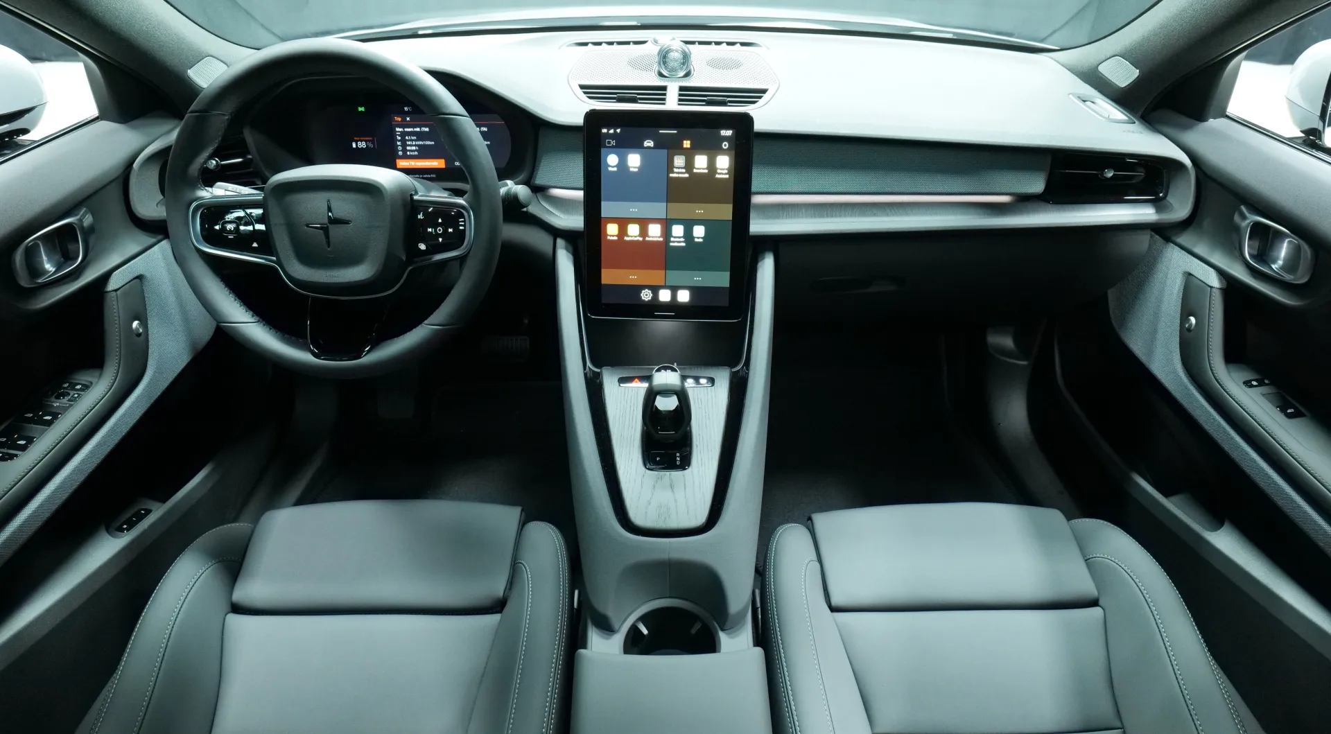 Autokuva 13 - XYR-446