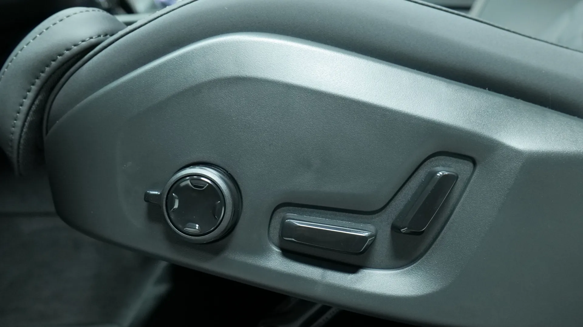 Autokuva 11 - XYR-918