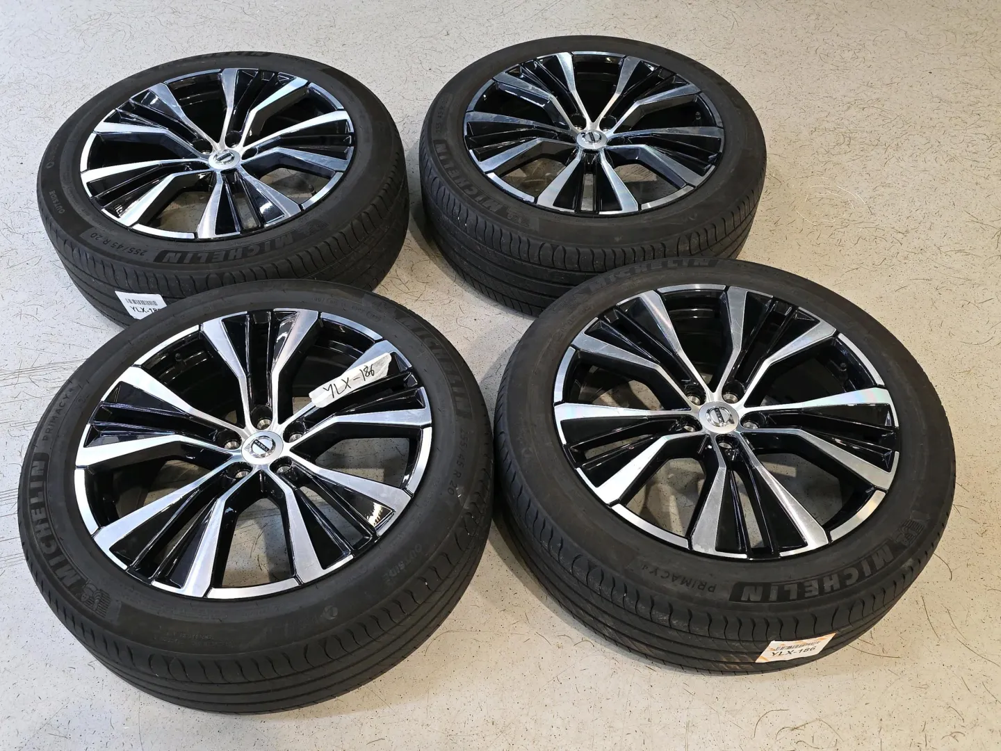 Autokuva 16 - YLX-186