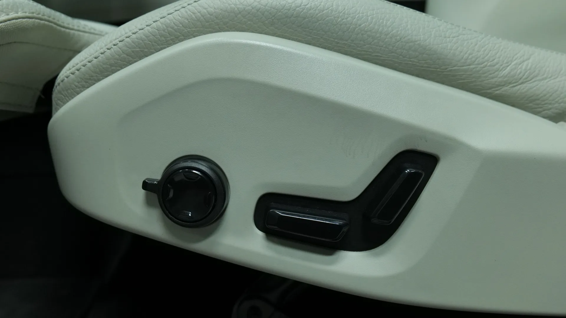 Autokuva 13 - YLY-968