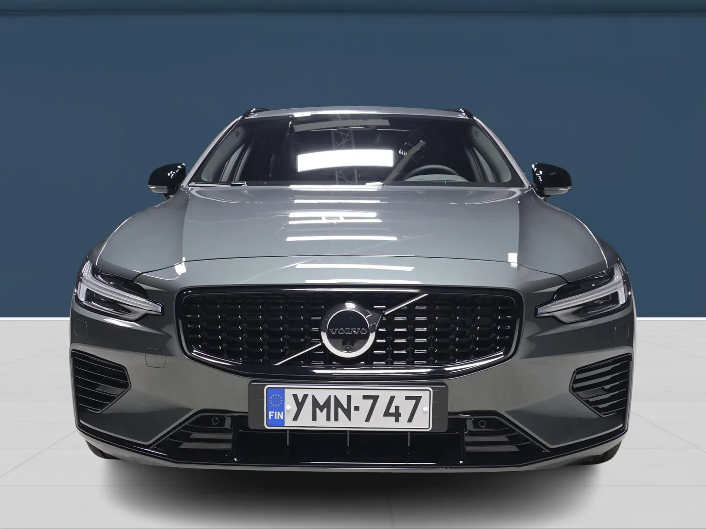 Autokuva 2 - YMN-747