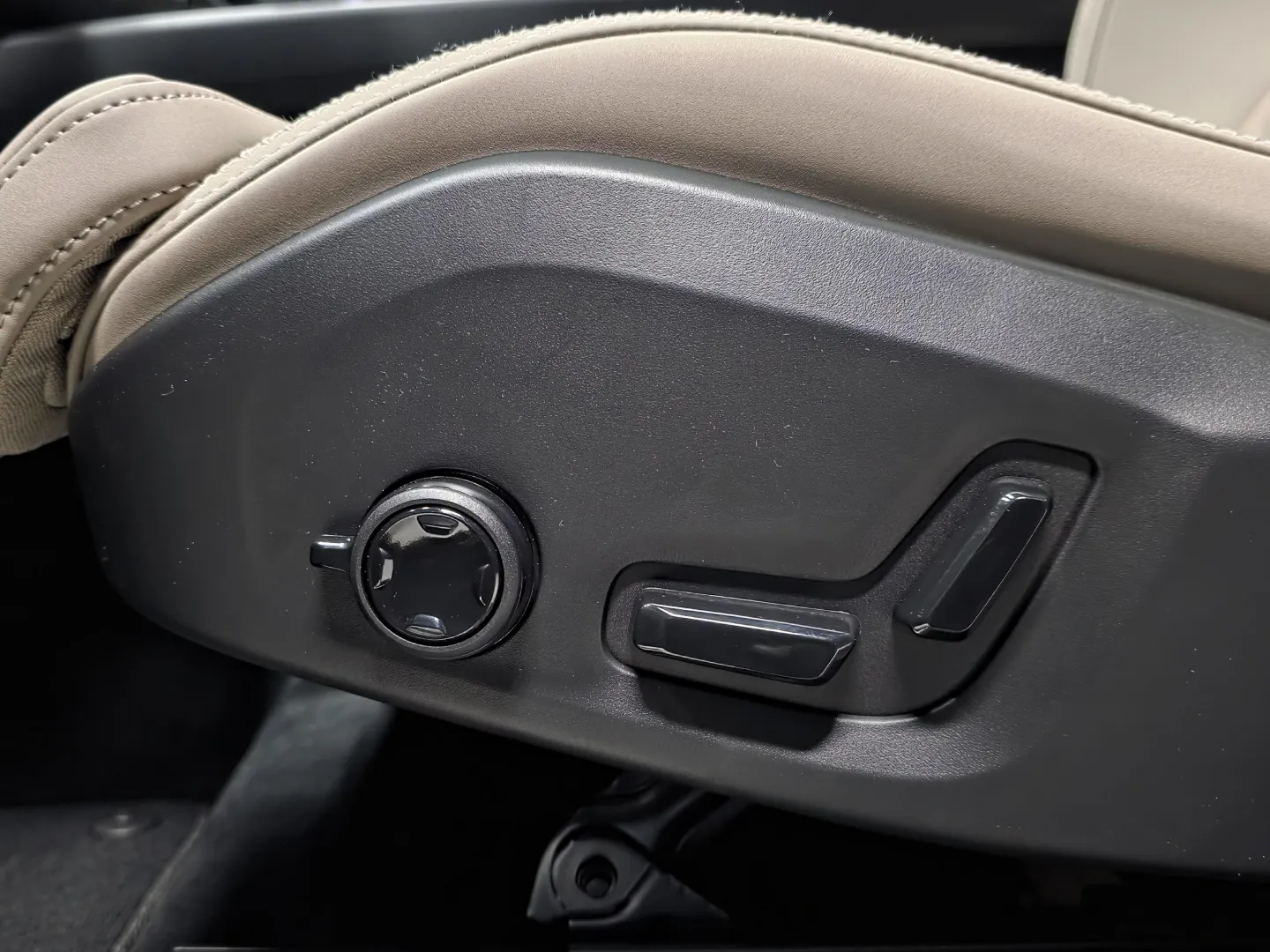 Autokuva 15 - YMO-657