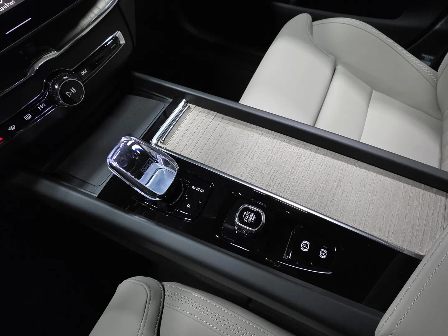 Autokuva 13 - YMO-657