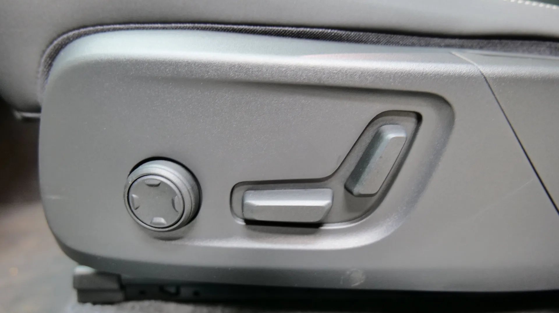 Autokuva 19 - YYE-555