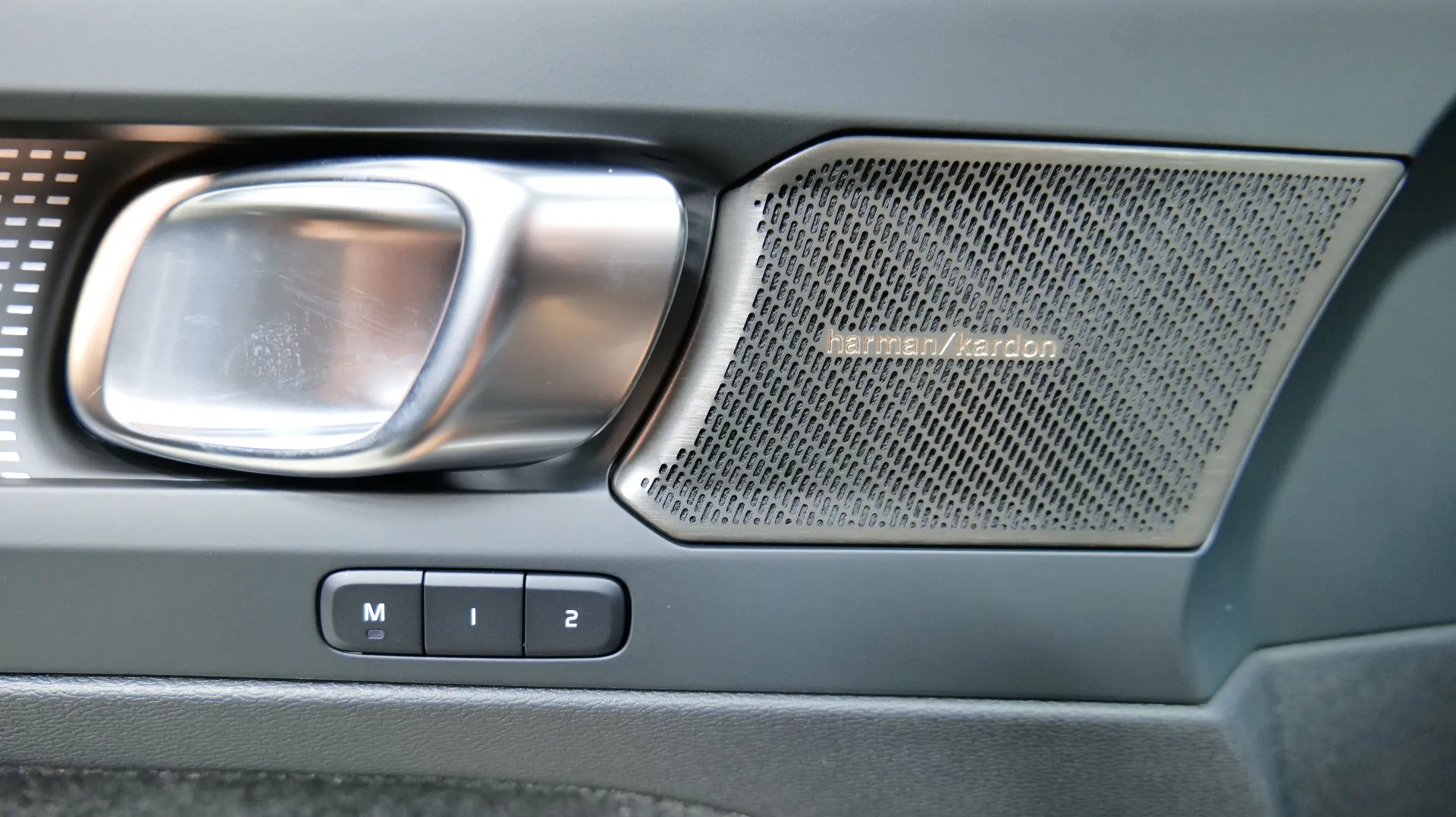 Autokuva 18 - YYE-555