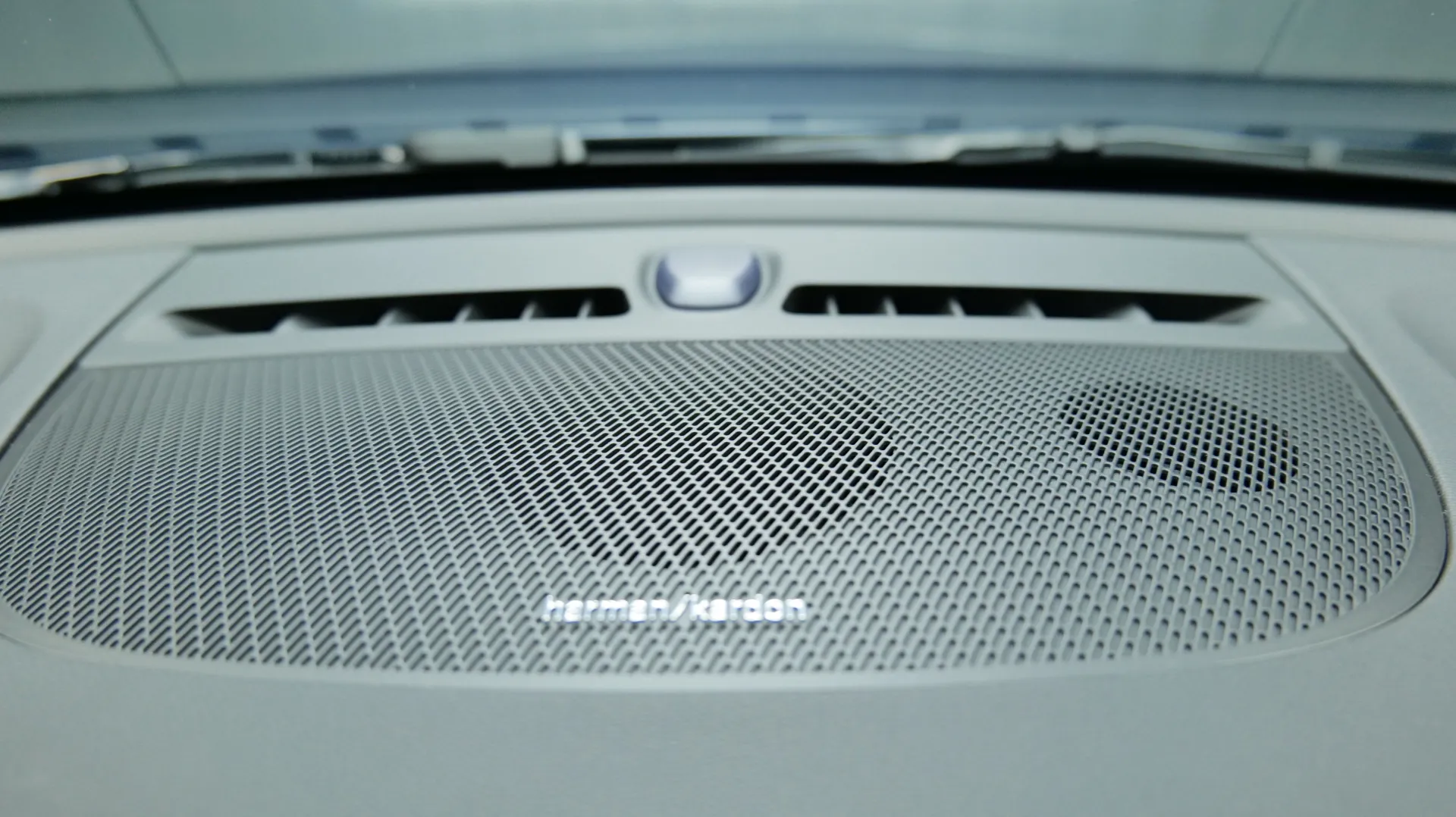 Autokuva 16 - YYE-555