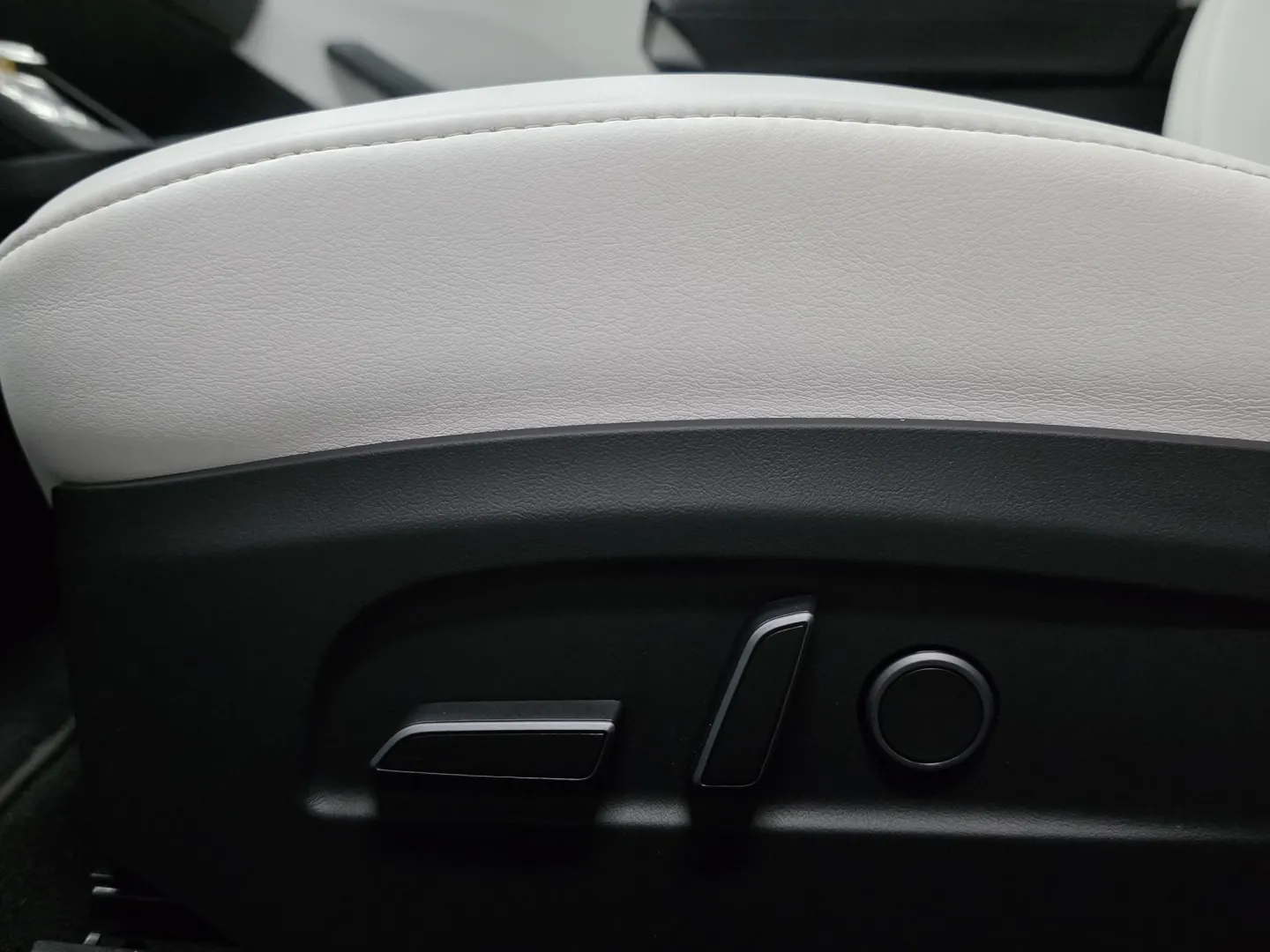 Autokuva 14 - YYI-310