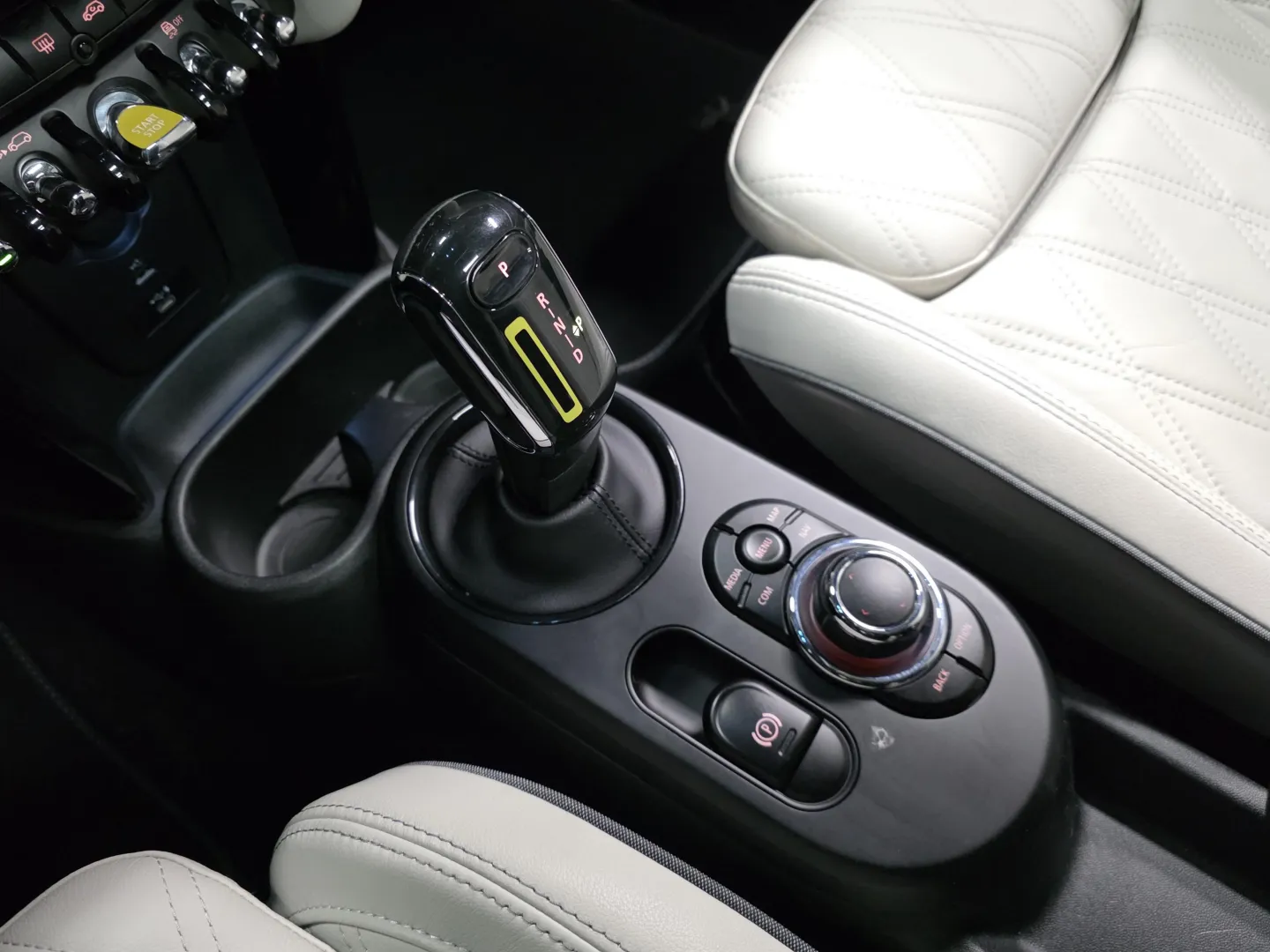 Autokuva 15 - ZOH-870