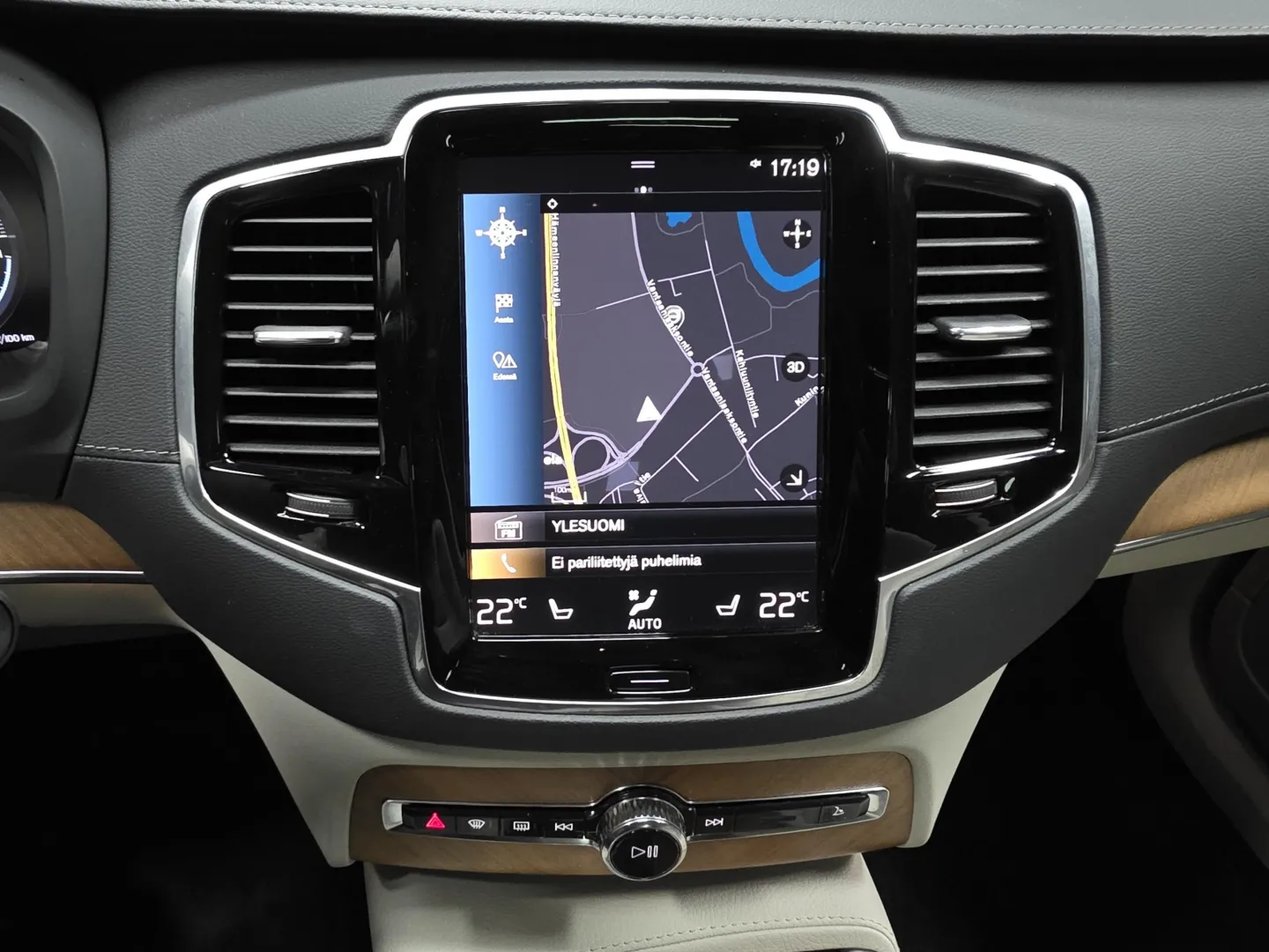 Autokuva 13 - ZOO-144