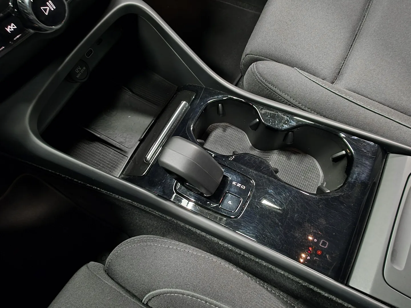 Autokuva 14 - ZOU-596